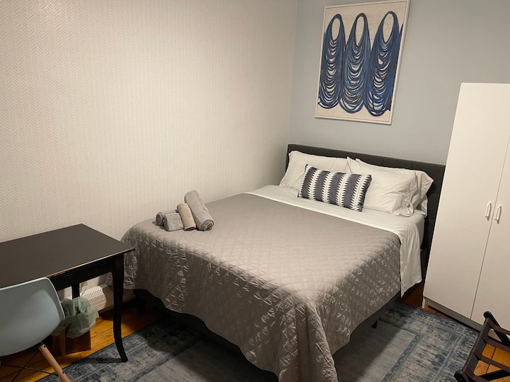 Dormitorio trasero con cama tamaño queen 