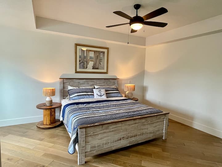 带加大双人床的主卧