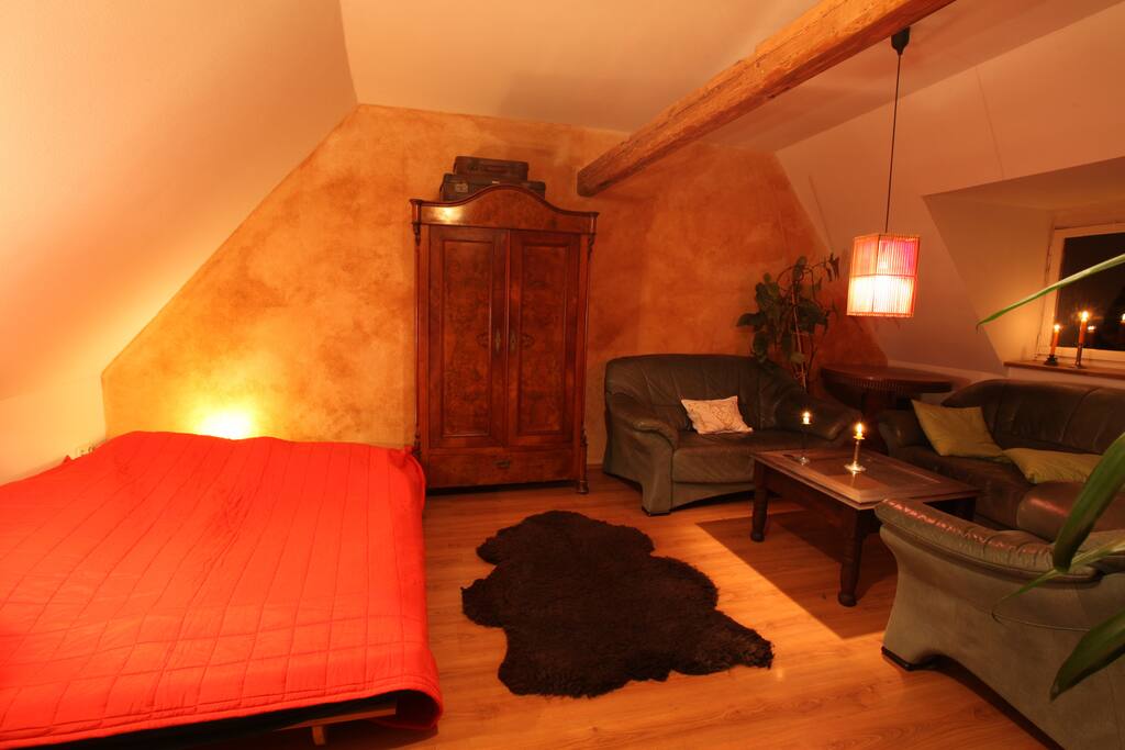Gästezimmer, Bett und Sitzgruppe