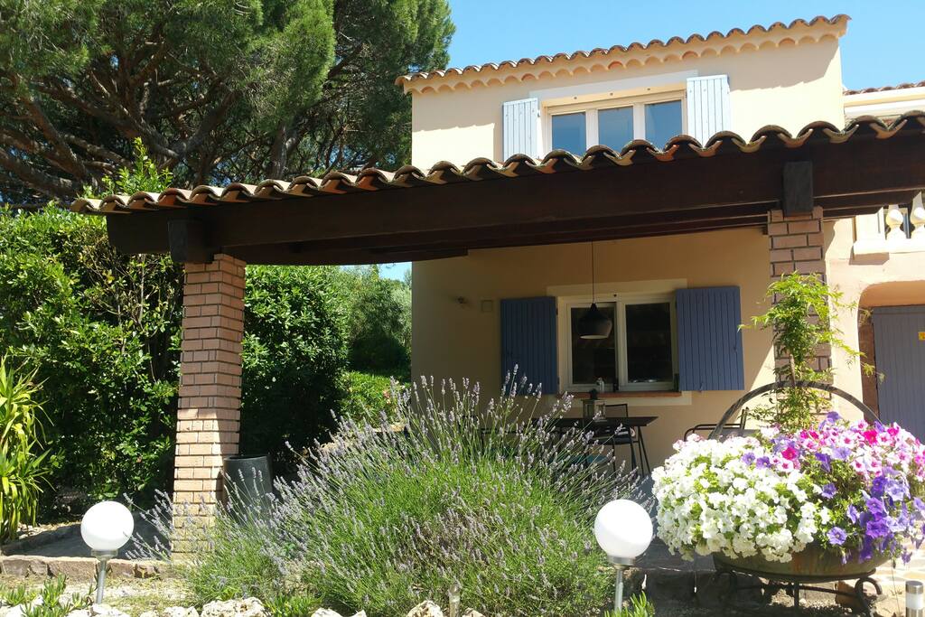 Le logement et sa terrasse couverte