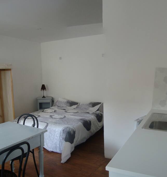 Un lit 2 places / A bed for two persons