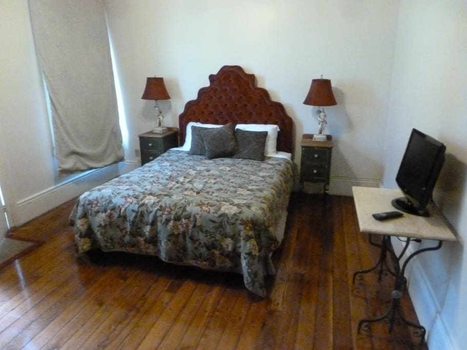 queen bed + single murphy in wall