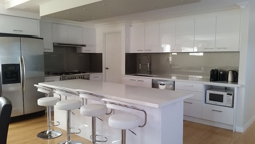 Luxury 4 bed home 10min from CBD with park views