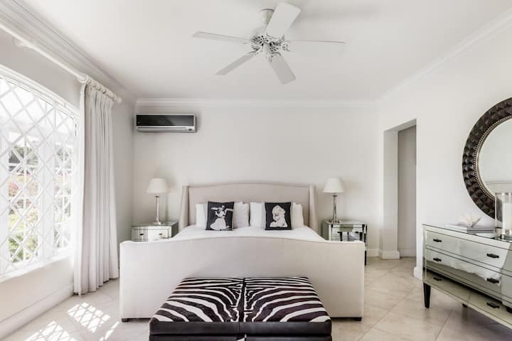 Funky slaapkamer 2 bevat een UK super kingsize bed, heeft uitzicht op de tuin, airconditioning, plafondventilator, kluis, kledingopslag en een prachtige eigen doucheruimte.