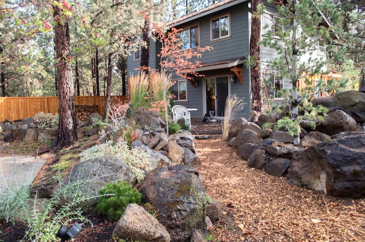 Fiddlesticks Cottage Riverfront Near Old Mill Guest Suites For