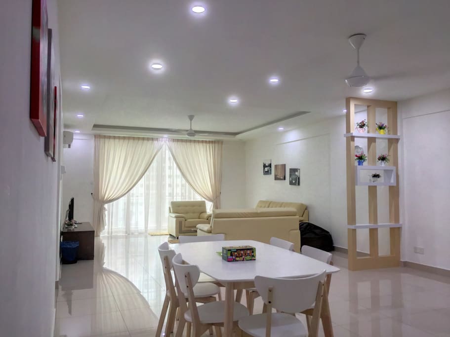 Large living & dining area