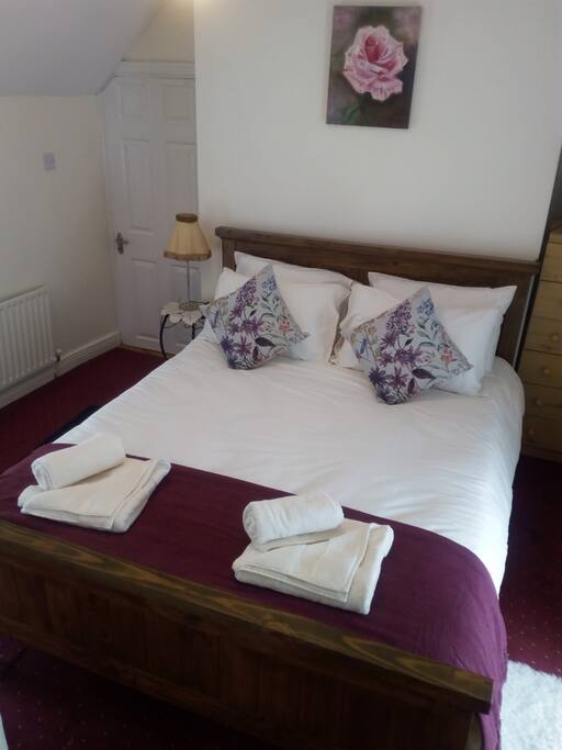 Bright Peaceful Room with en-suite