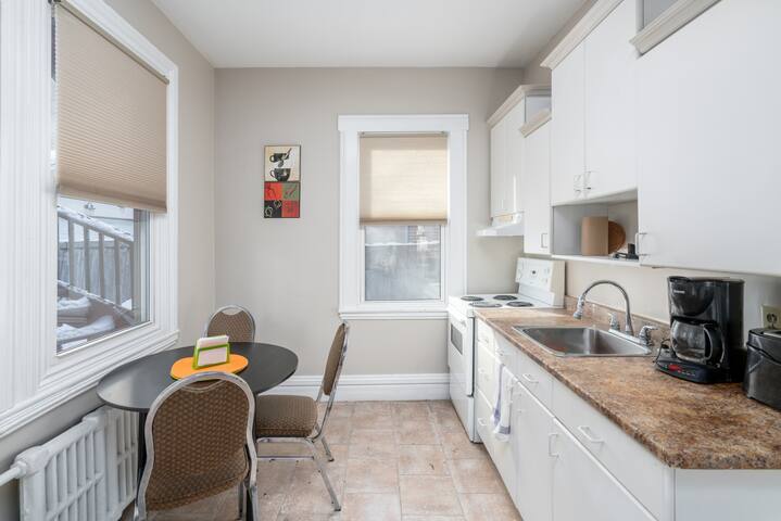 Walking Distance to Parliament Heart of Downtown gallery image 4