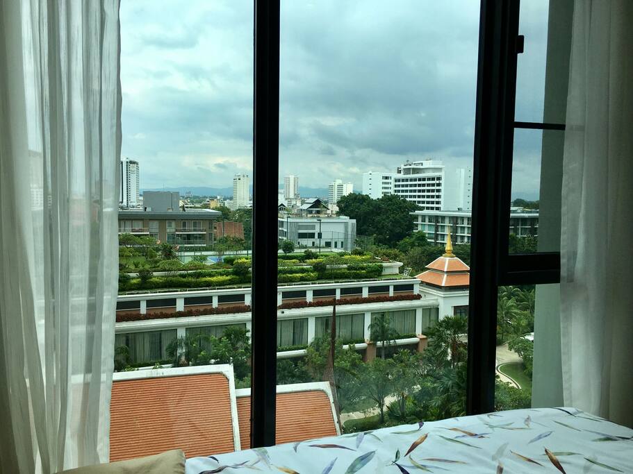 卧室窗外 outside of the bedroom's window