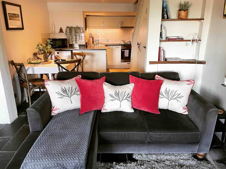 Cosy Stylish Country Cottage With Log Burner - Longnor