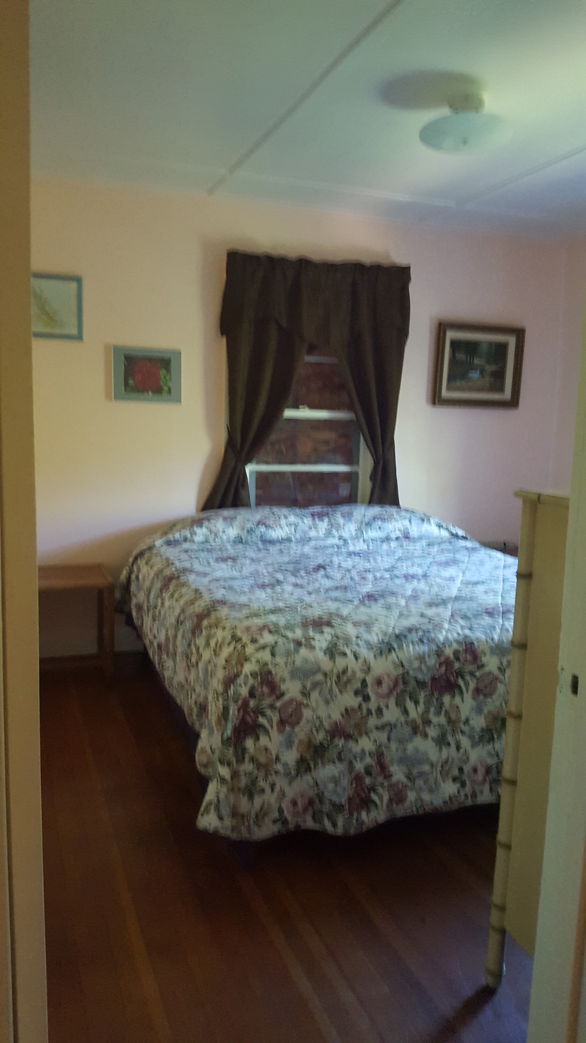 Cama tamaño king (muy cómoda)