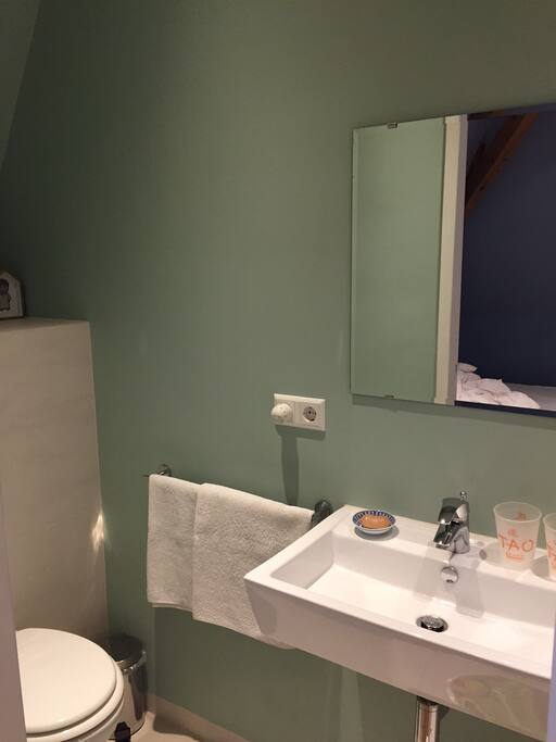 Fresh towels, soap, shampoo, hairdryer etc..
