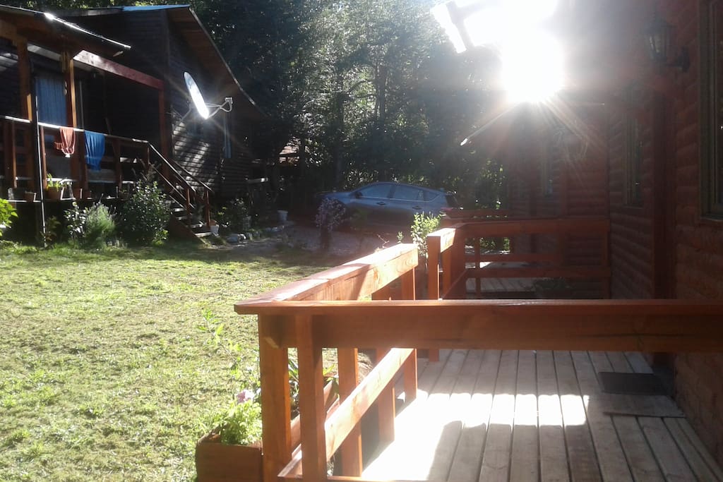 Cabañas con sus terrazas de pino oregón.