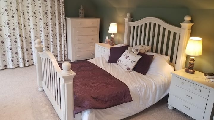 „Апартаментът Avoca“ - главен апартамент на третия етаж.
Двойно легло, много чекмеджета и два капандура. 
Самостоятелна баня с душ.
Сешоар