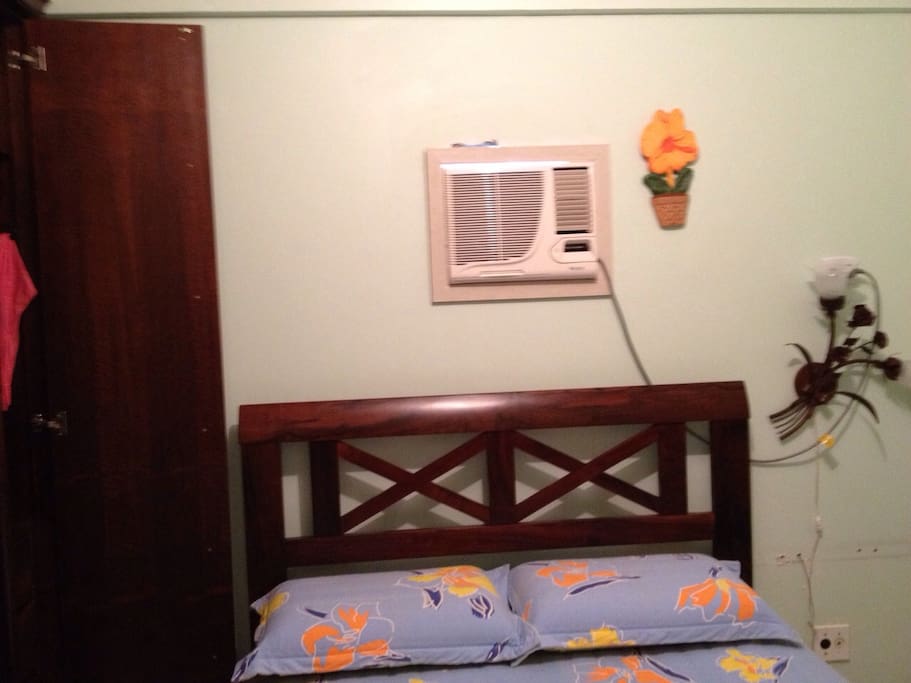 suíte de casal com ar condicionado