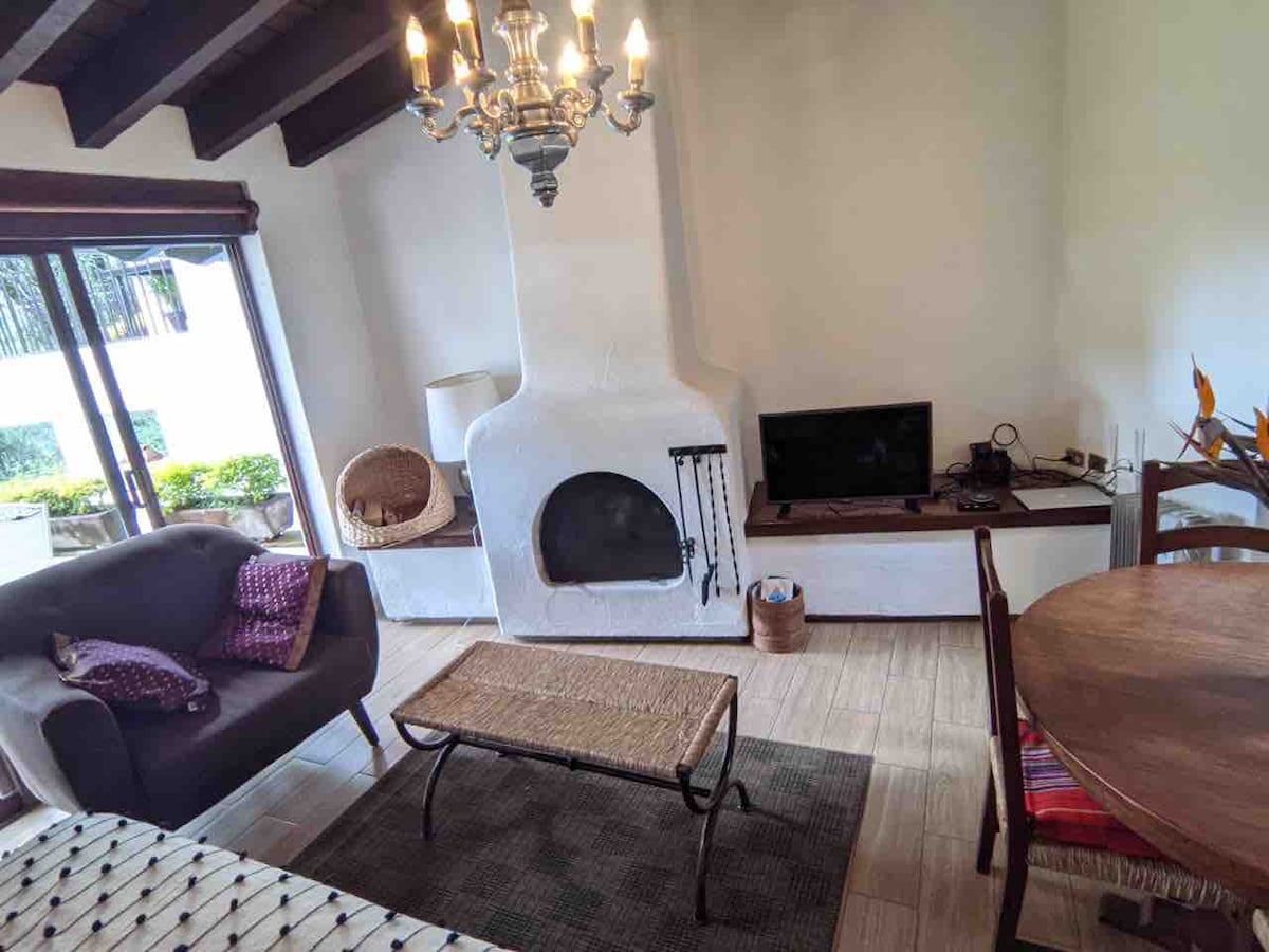 客厅配有壁炉，装饰齐全，有线电视，互联网，装饰灯具，非常适合与家人共度下午，最多可容纳6人 