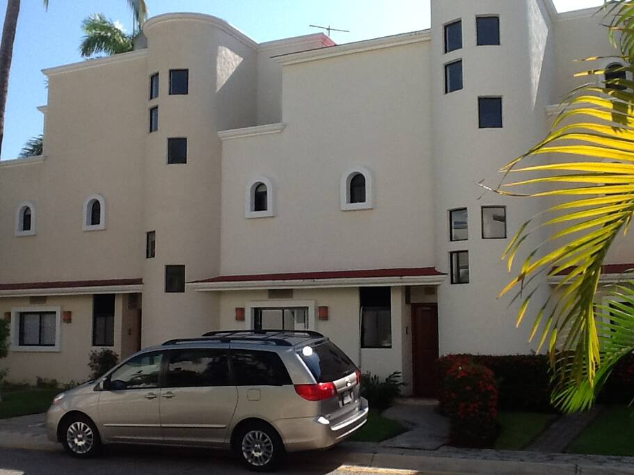 VISTA EXTERIOR DE LA VILLA
