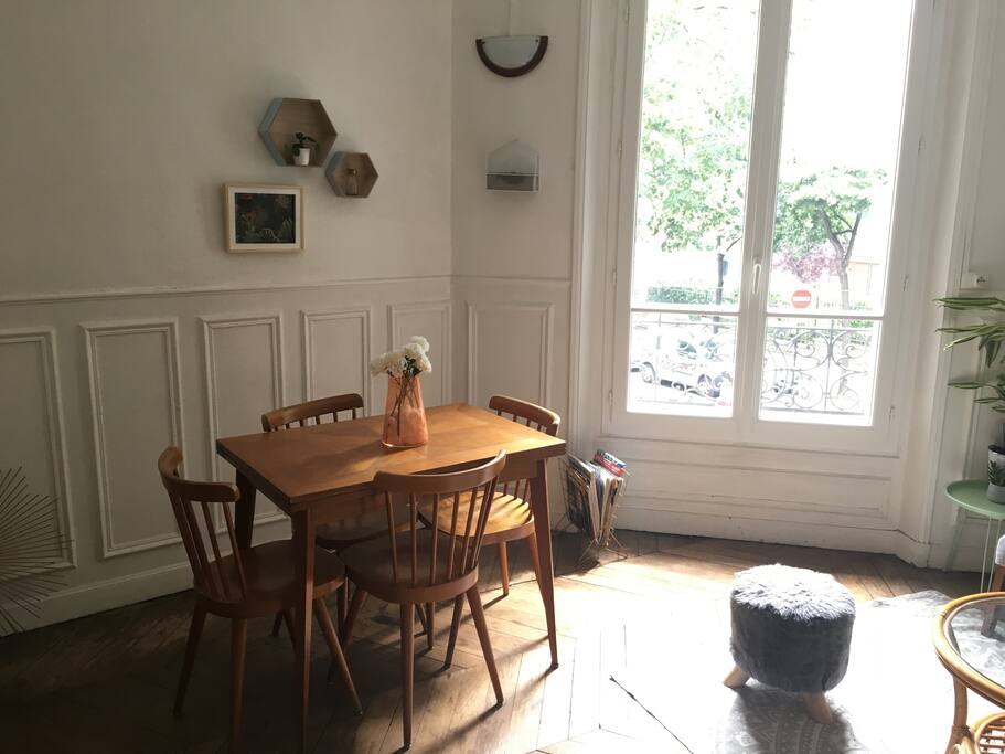 La table dans le salon (elle peut être rallongée)