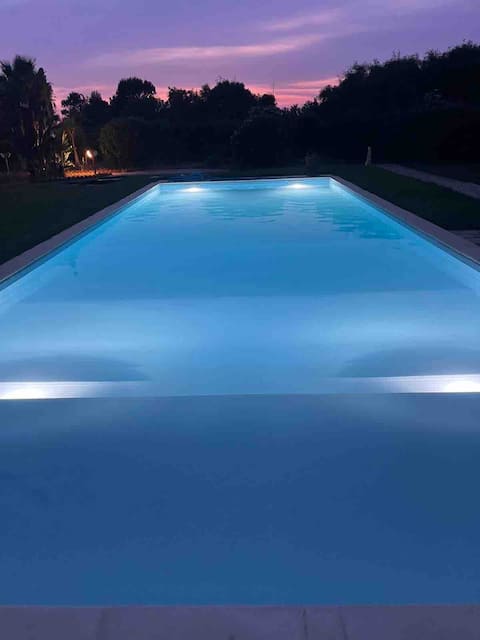 1-Apartment with swimming pool facing the sea