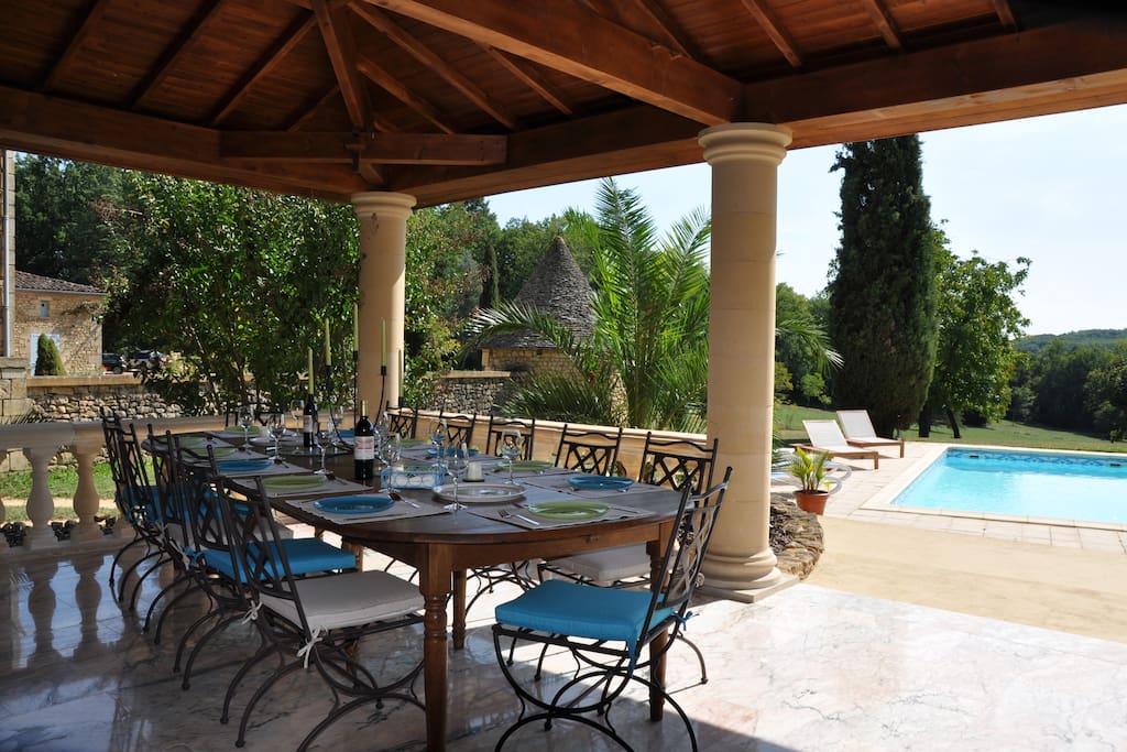 Dining al-fresco in the summer house