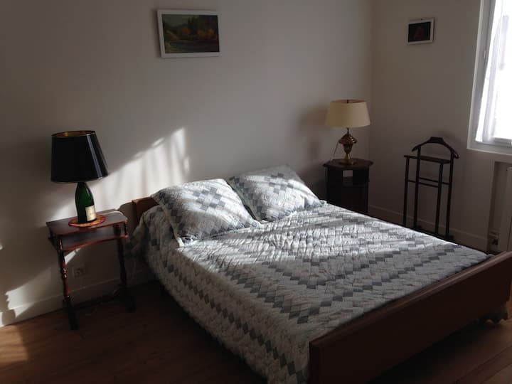 غرفة النوم 2.  سرير واحد 140 × 190