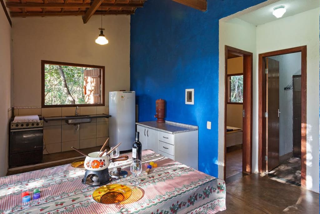 A cozinha do Chalé Vermelho tem todo os utensílios para gosta de cozinhar. Além disso tem uma janela com ampla vista para a mata .