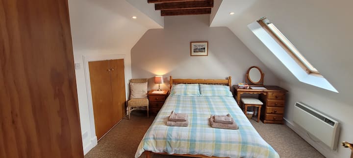 Спална соба 2 - двоен кревет, 2 плитки скалила надолу во собата од слетувањето, таванот со греда, 2 прозорци од велукс, многу простори за складирање