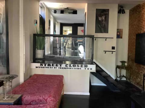 Top performing Airbnb: Luxury Newly Renovated 3 BD 2.5 BTH Artsy Home in Washington Village/Pigtown
