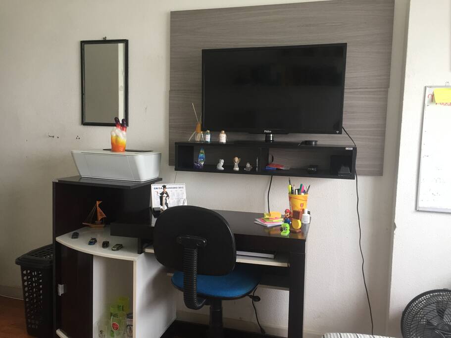 Escrivaninha e Smart TV