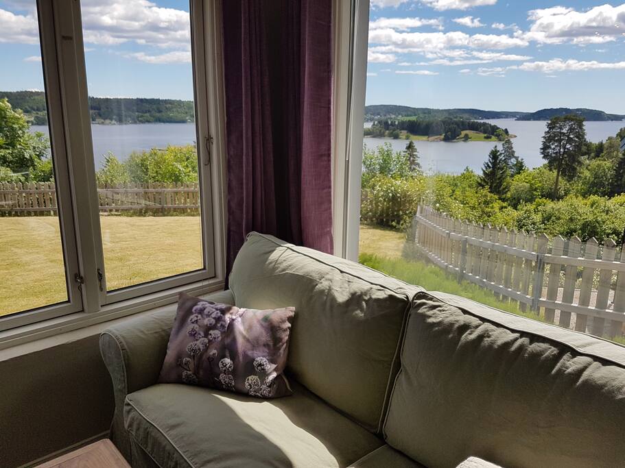 Leiligheten har nydelig sjøutsikt over Vestfjorden. The appartment has a beautiful sea view towards Vestfjorden