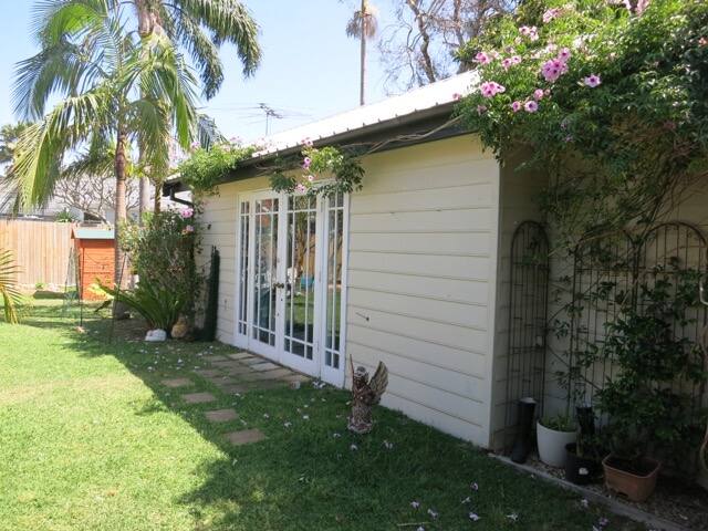 Comfortable family home minutes from beach & lake gallery image 4