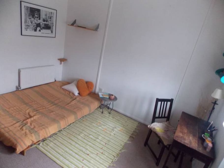 Simple but comfy double size bed.
(no futon)