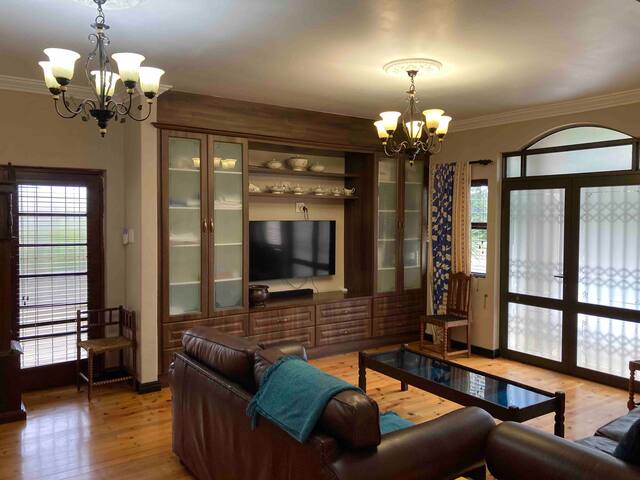 Bougainvillea Boston, 2 bedrooms, lounge, kitchen gallery image 2