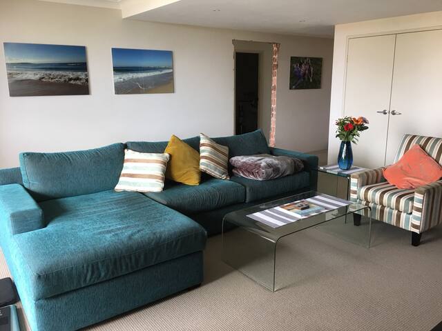 Modern Spacious 4 Bed Cronulla Apartment gallery image 3