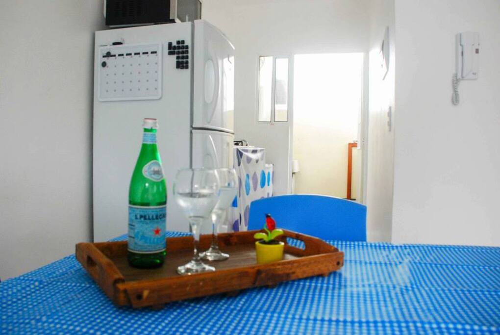 la cocina cuenta con refrigerador de 12 pies y estufa con 4 ornillas
