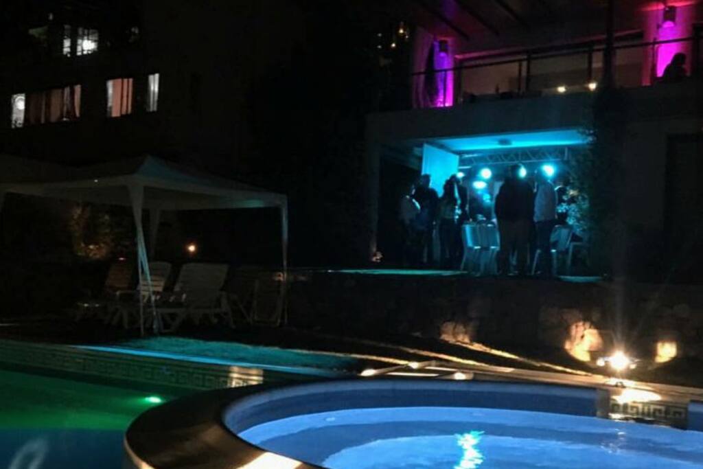 La Casa Particular Preciosa ofrece alojamiento en Villa Carlos Paz, a 1,3 km del ayuntamiento y a 1,4 km del puente Uruguay. Los huéspedes que se alojen en esta casa tienen acceso a WiFi gratuita y a una terraza.
Esta casa cuenta con aire acondicionado, cocina, zona de estar y TV de pantalla plana con canales vía satélite.
Los huéspedes también pueden relajarse en el jardín.
El reloj cucú se encuentra a 2,1 km de la casa de vacaciones, mientras que el monumento a la cruz está a 1,5 km. El aeropuerto Ambrosio L.V. Taravella es el más cercano y está a 28 km.
Casa Particular Preciosa offers accommodation in Villa Carlos Paz, 1.3 km from City Hall and 1.4 km from Uruguay Bridge. Guests staying at this holiday home have access to free WiFi and a terrace.
This air-conditioned holiday home comes with a kitchen, a seating area, and a satellite flat-screen TV.
Guests can also relax in the garden.
Cuckoo Clock is 2.1 km from the holiday home, while Monument of the Cross is 1.5 km away. The nearest airport is Ambrosio L V Taravella Airport, 28 km from the property.