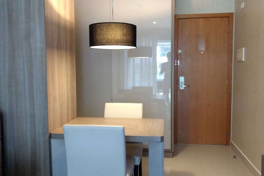 Sala de jantar.
Segurança na porta com trancas e olho mágico.