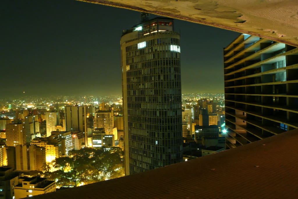 A vista da janela à noite. Segundo o site Catraca Livre, uma das 10 melhores vistas de São Paulo =)
