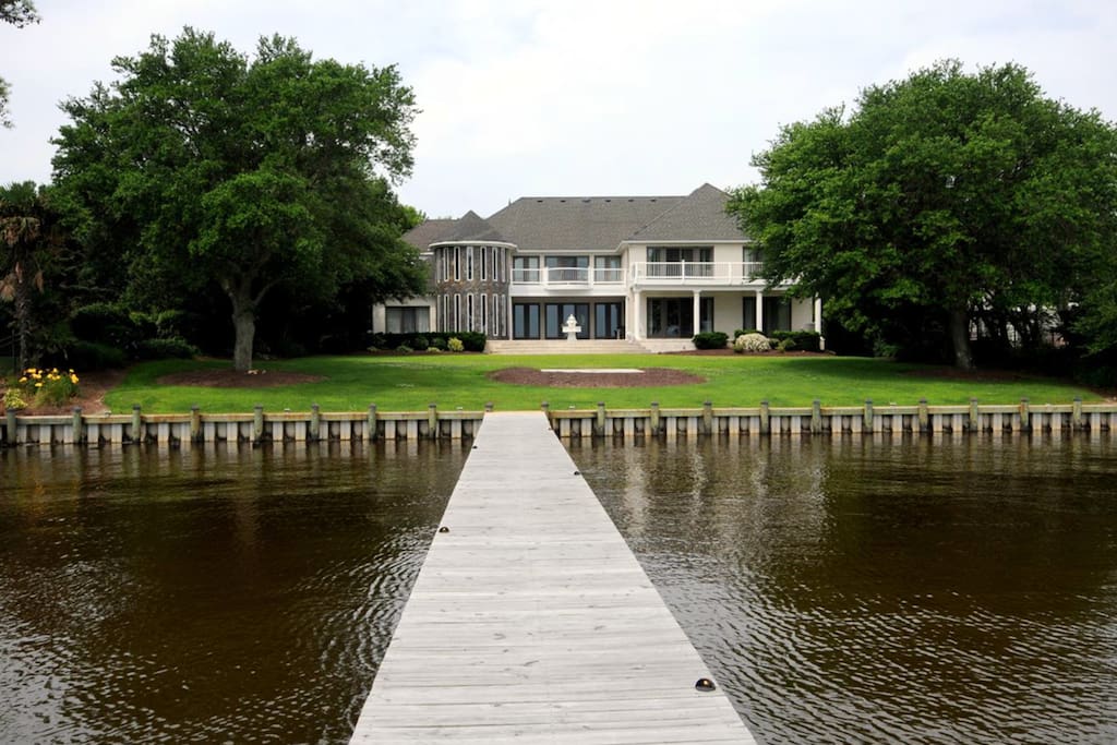 Exclusive Waterfront Estate, 1.5 acres of Privacy on the Currituck Sound