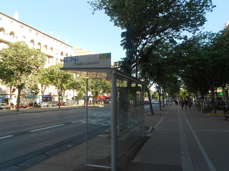 Station de Bus "Prado Louvain" si vous venez en bus, studio à 3min à pied !