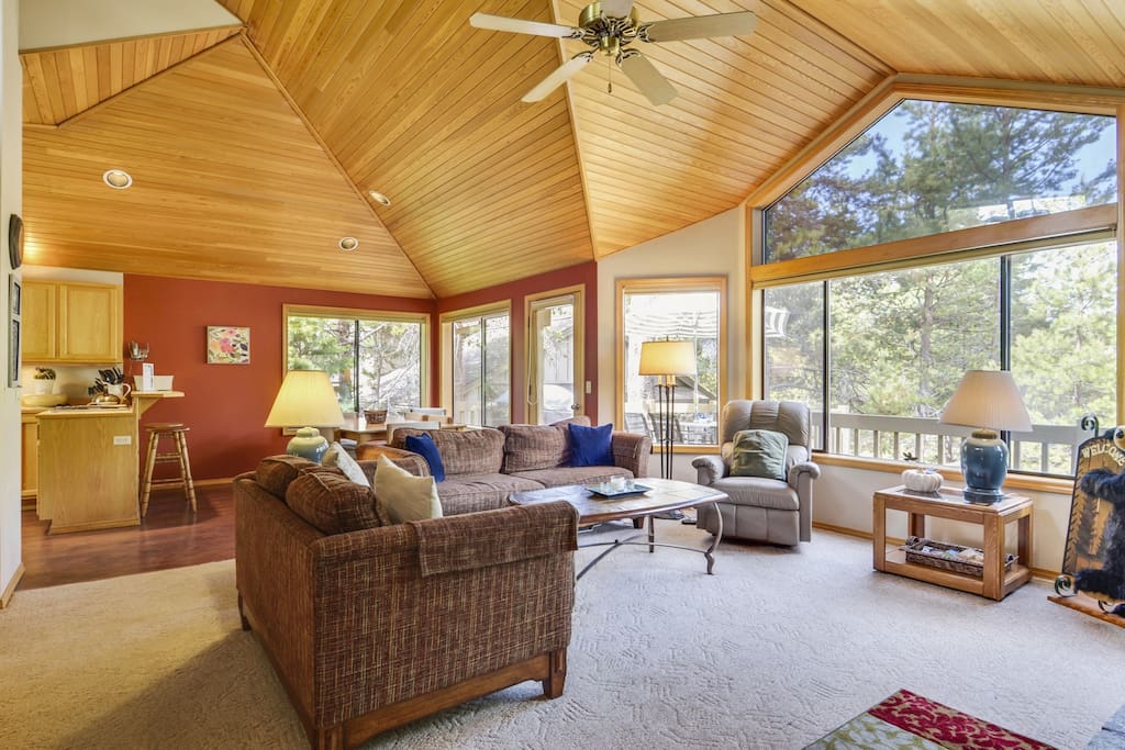 Couch,Furniture,Floor,Flooring,Indoors