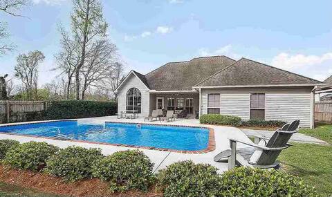 Upscale house with Pool Great for LSU Games