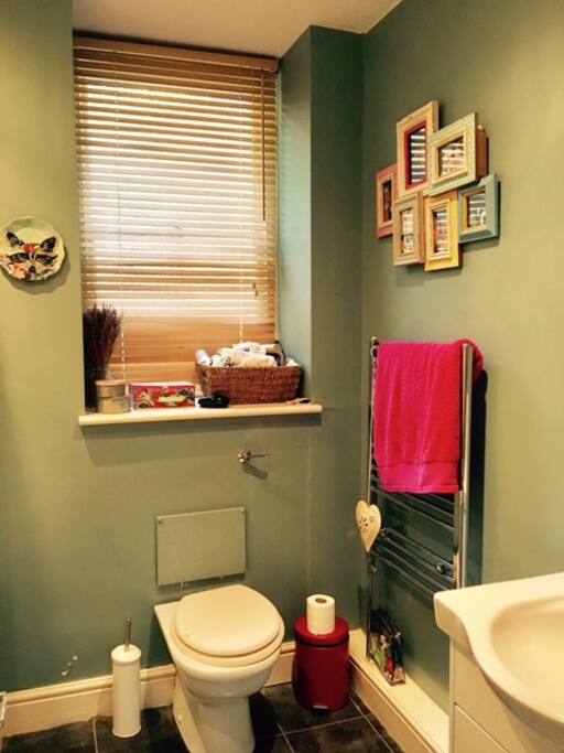 Private bathroom w/shower/bath