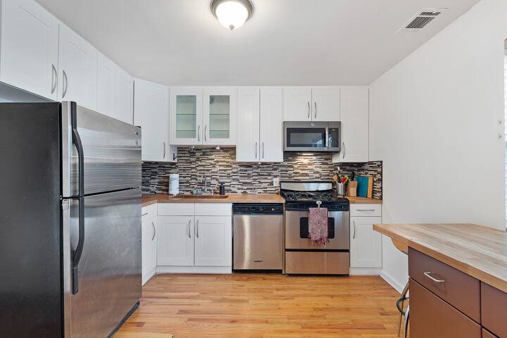 3 bed 2.5 bath + 1 Parking! Home away from Home gallery image 3