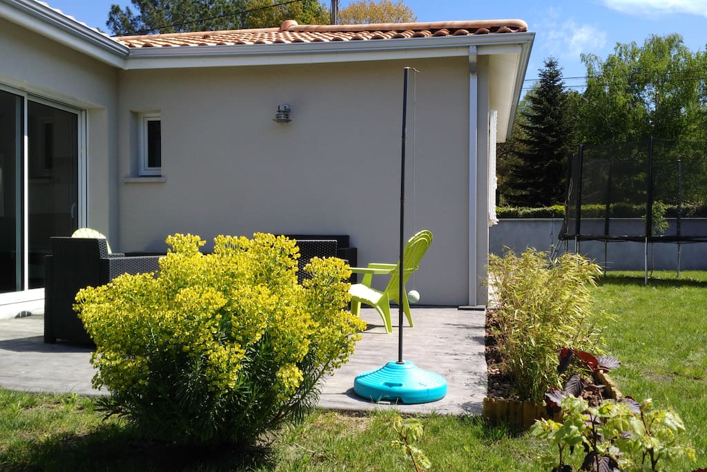 Terrasse + jardin + trampoline
