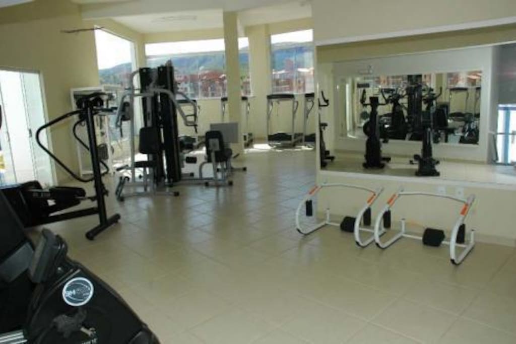 Academia disponível em horários determinados pelo condominio.