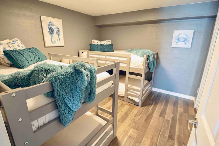 2 Bunk Beds