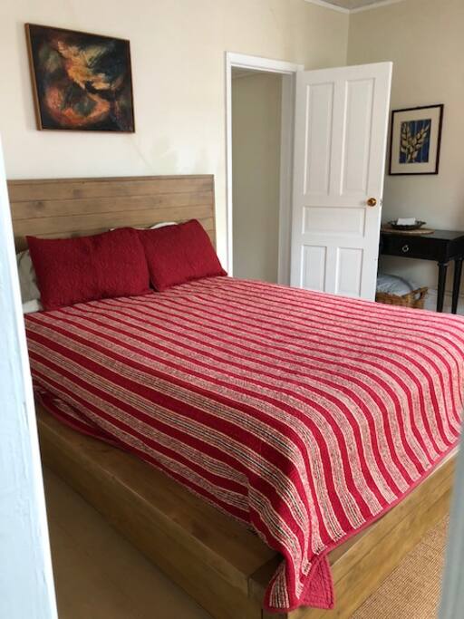 Queen bed.