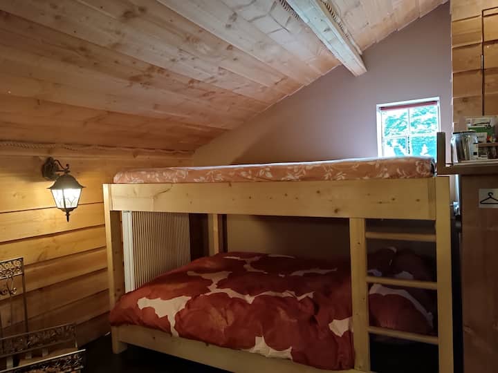 2 osoby na poschodovej posteli