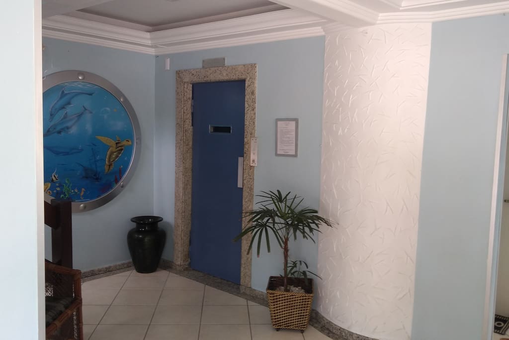 Hall de entrada com elevador